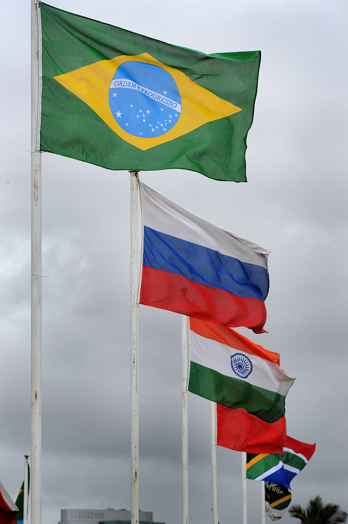 Las banderas de Brasil, Rusia, India, China y Sudáfrica ondeando hoy en Durban